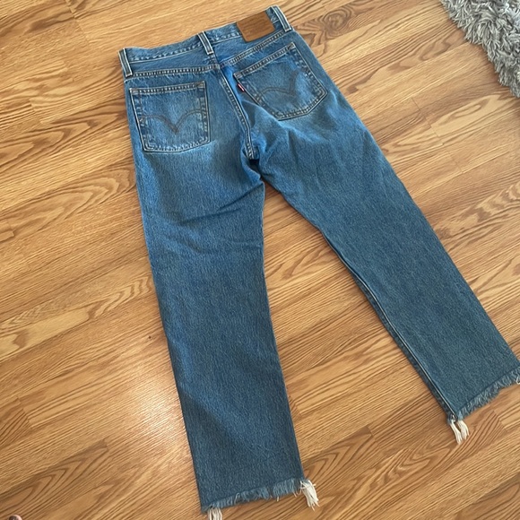 Wedgie straight jeans, frayed hem and knee distressed - Picture 5 of 7
